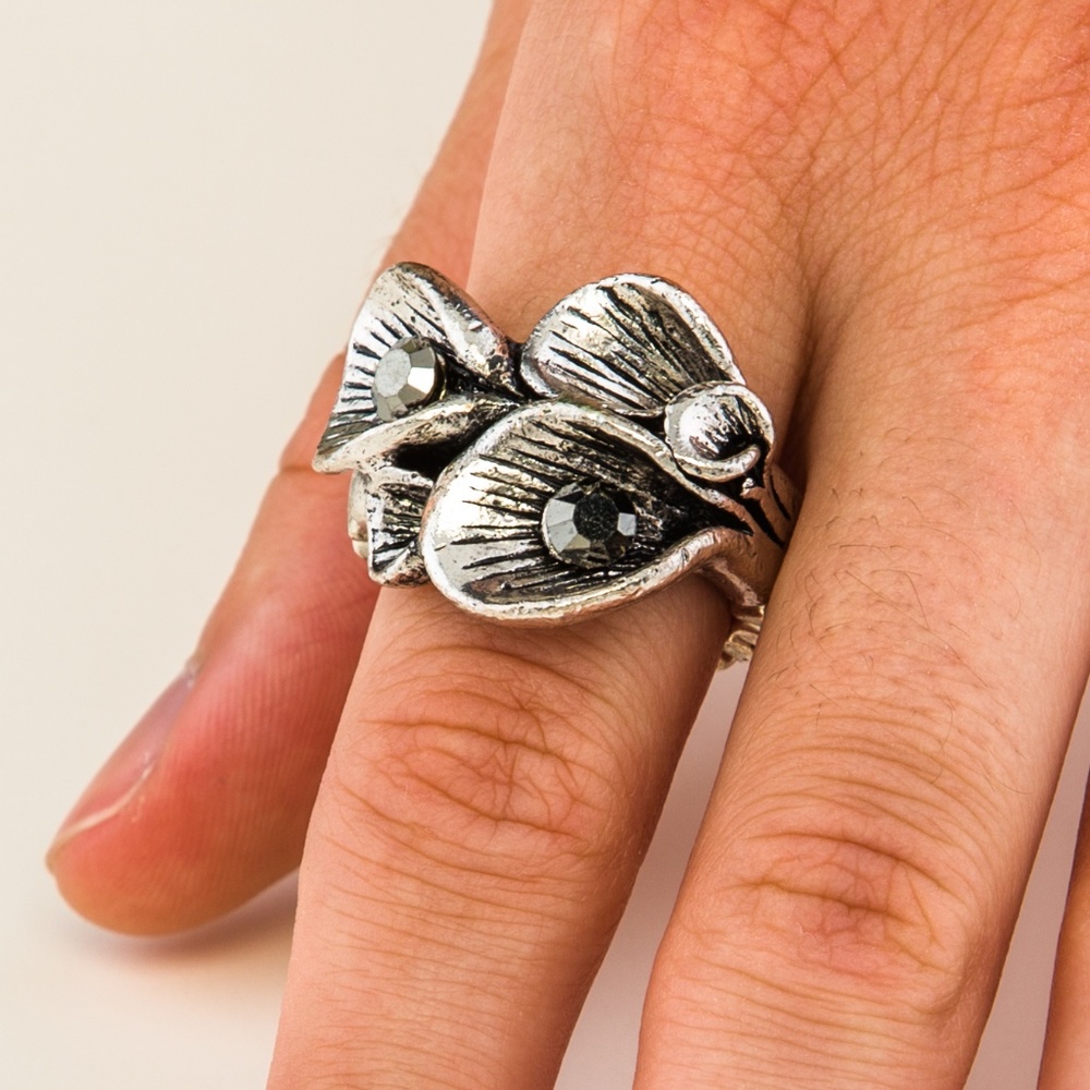 ANTIQUED SILVER ABSTRACT RING W/ ACCENT STONES
